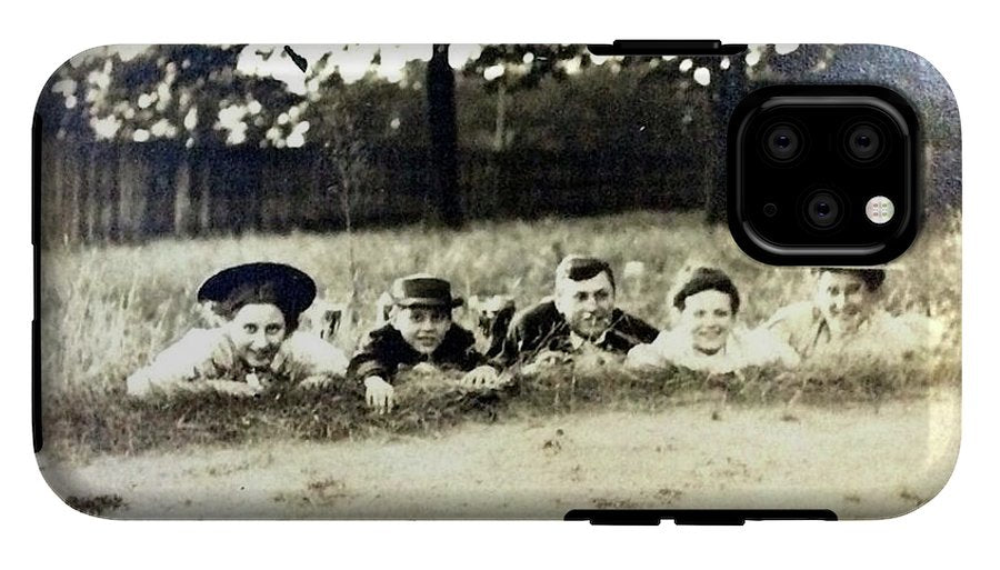 Early 1900s Women In Hats Lay On The Grass - Phone Case