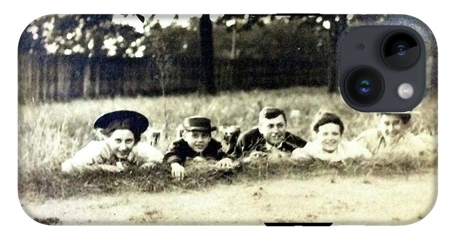 Early 1900s Women In Hats Lay On The Grass - Phone Case