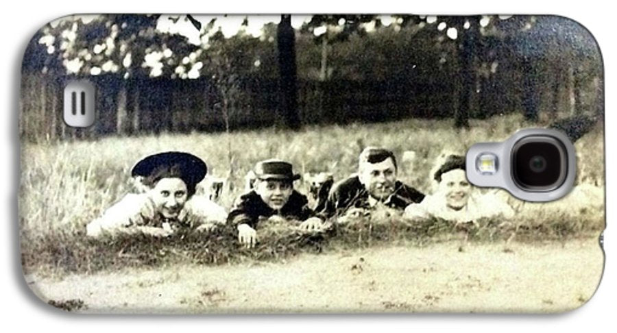 Early 1900s Women In Hats Lay On The Grass - Phone Case