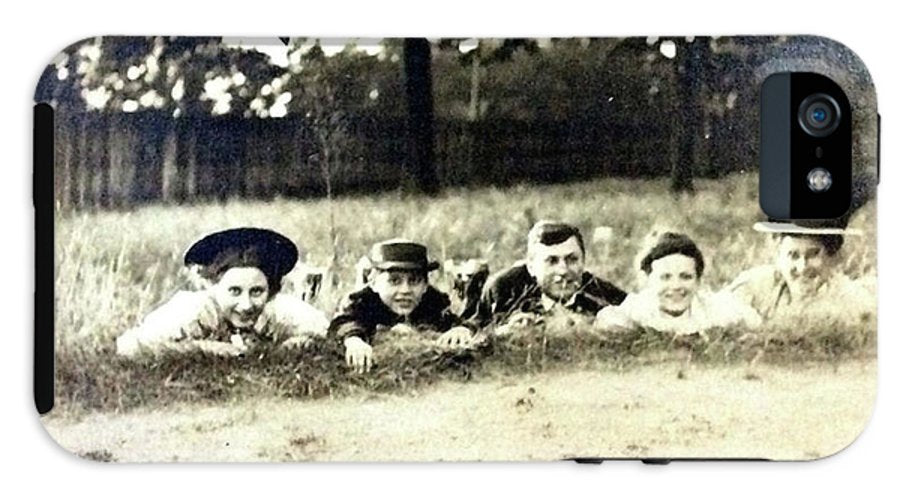 Early 1900s Women In Hats Lay On The Grass - Phone Case