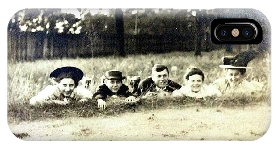 Early 1900s Women In Hats Lay On The Grass - Phone Case