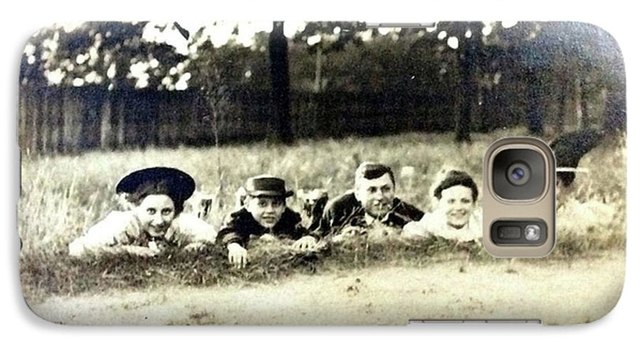 Early 1900s Women In Hats Lay On The Grass - Phone Case