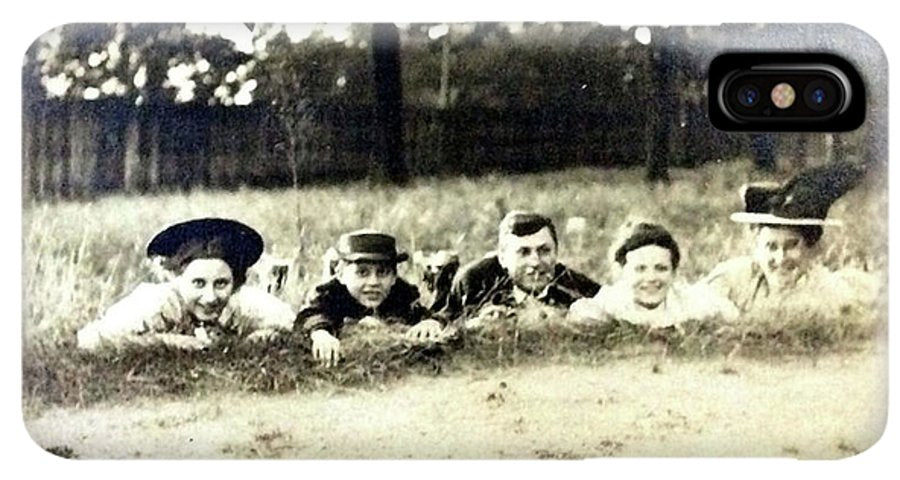 Early 1900s Women In Hats Lay On The Grass - Phone Case