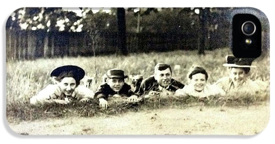 Early 1900s Women In Hats Lay On The Grass - Phone Case