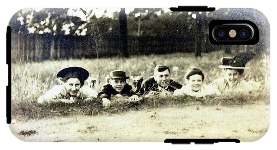 Early 1900s Women In Hats Lay On The Grass - Phone Case