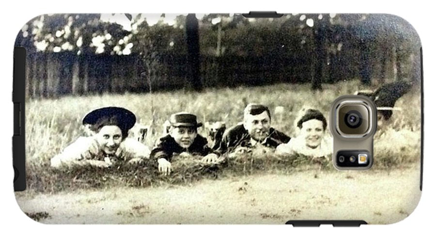 Early 1900s Women In Hats Lay On The Grass - Phone Case