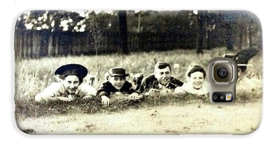 Early 1900s Women In Hats Lay On The Grass - Phone Case