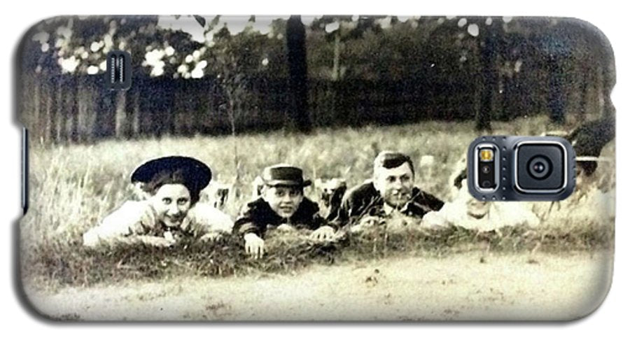 Early 1900s Women In Hats Lay On The Grass - Phone Case