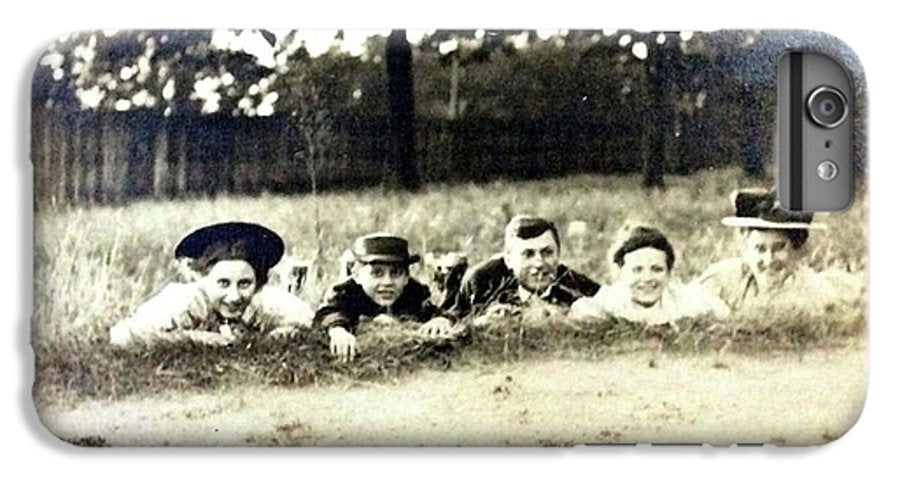 Early 1900s Women In Hats Lay On The Grass - Phone Case