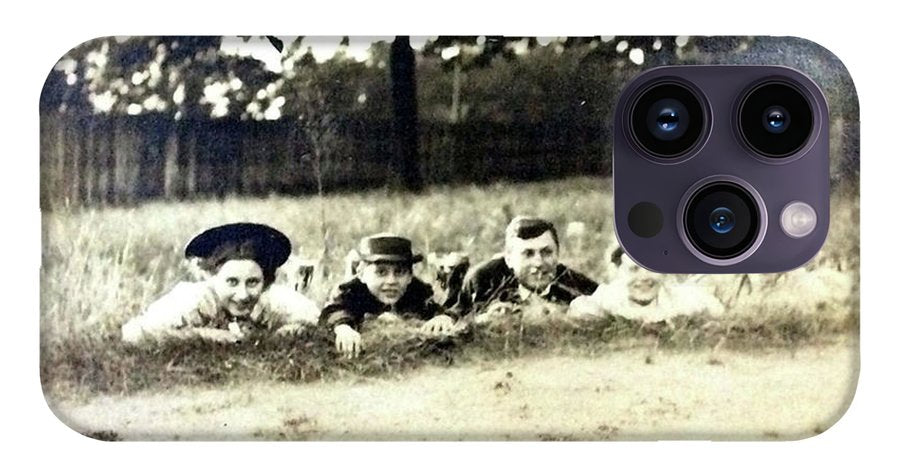 Early 1900s Women In Hats Lay On The Grass - Phone Case