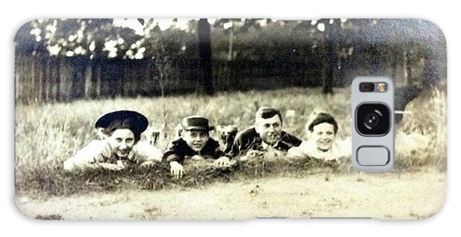 Early 1900s Women In Hats Lay On The Grass - Phone Case
