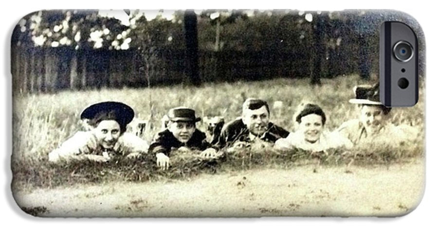 Early 1900s Women In Hats Lay On The Grass - Phone Case