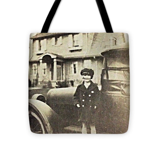 Little 1920s Girl With Car - Tote Bag