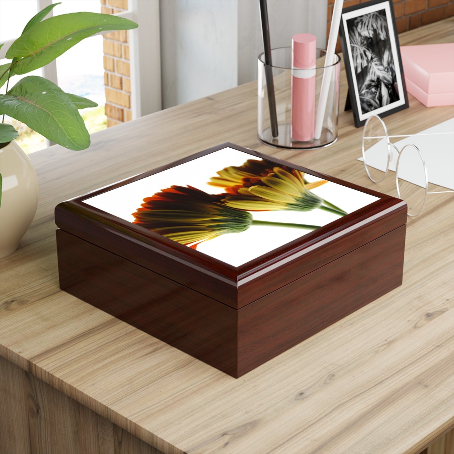Daisy Undersides Jewelry Box