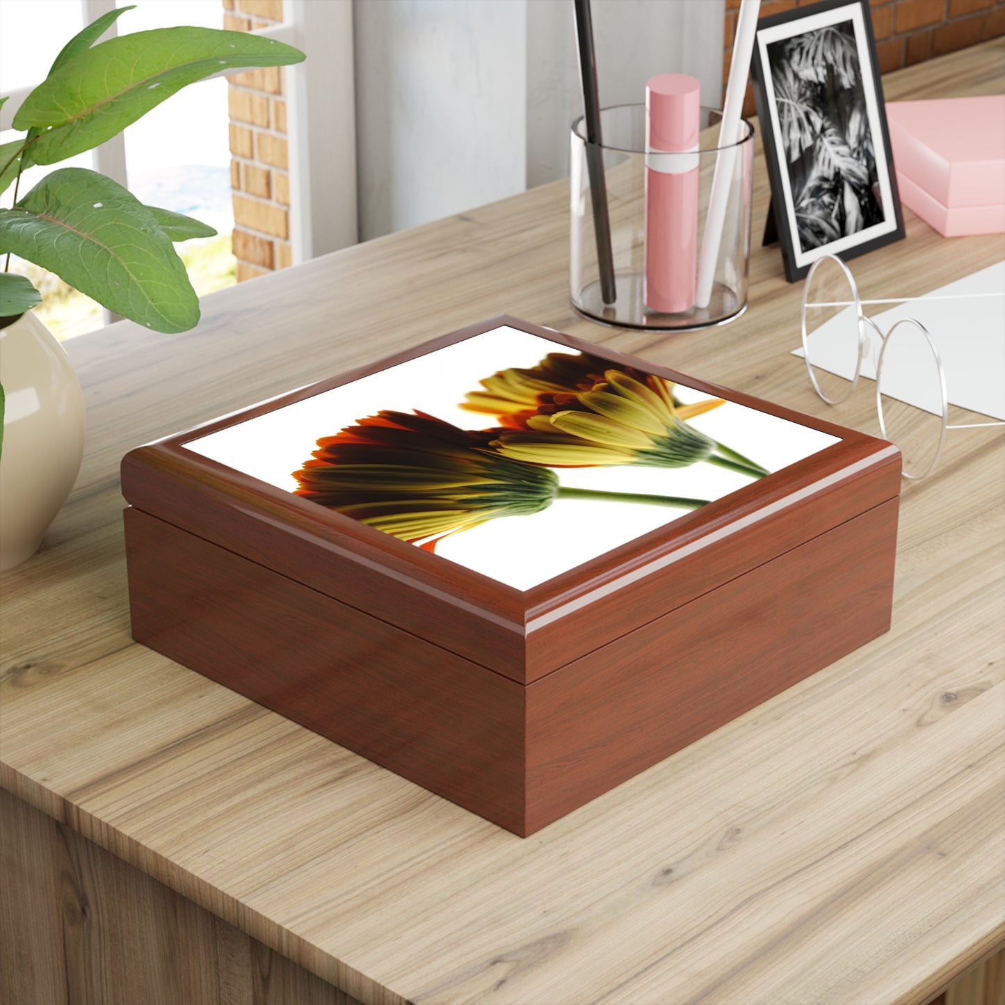 Daisy Undersides Jewelry Box