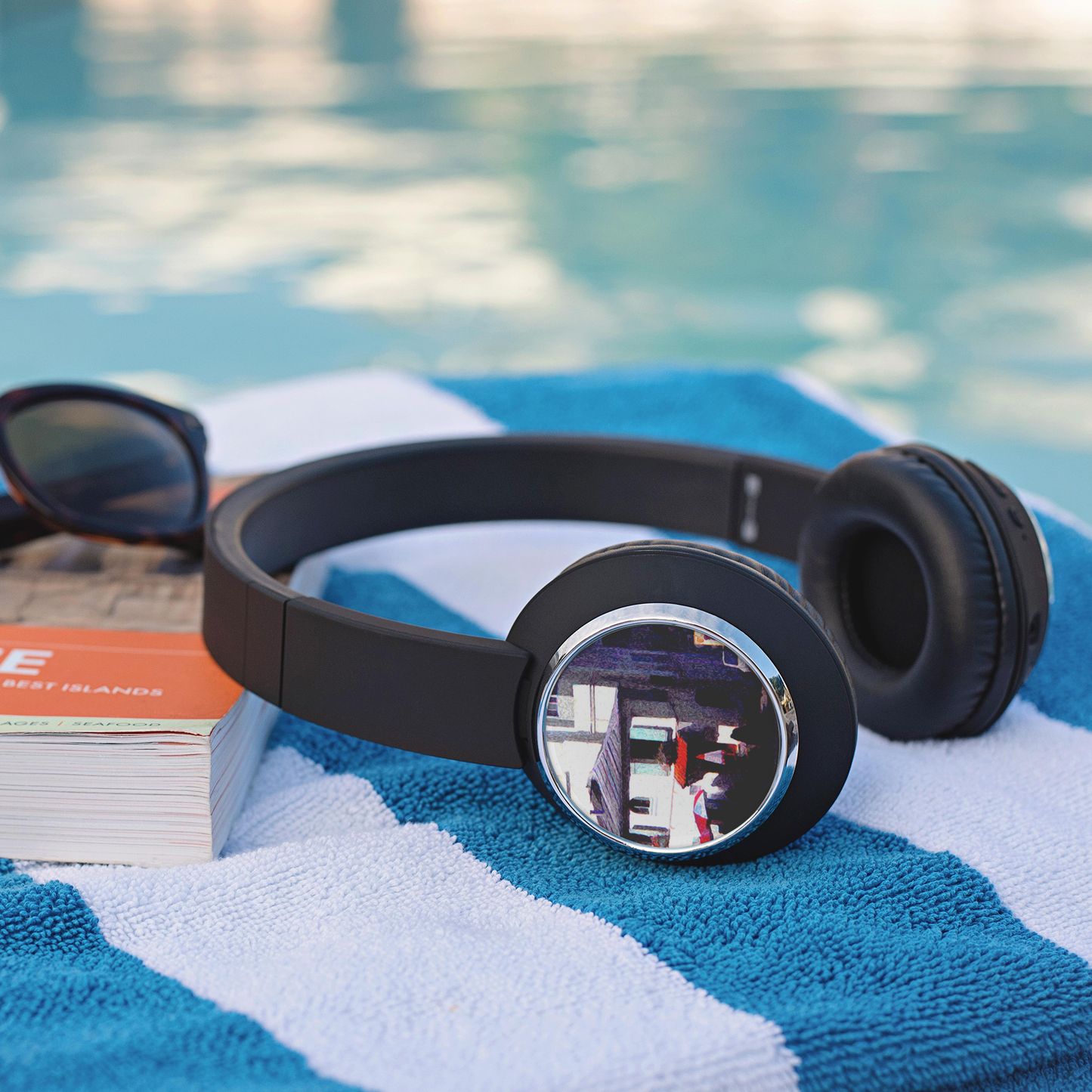 French_Cafe_Beebop_Headphones_Lifestyle_Mockup.png
