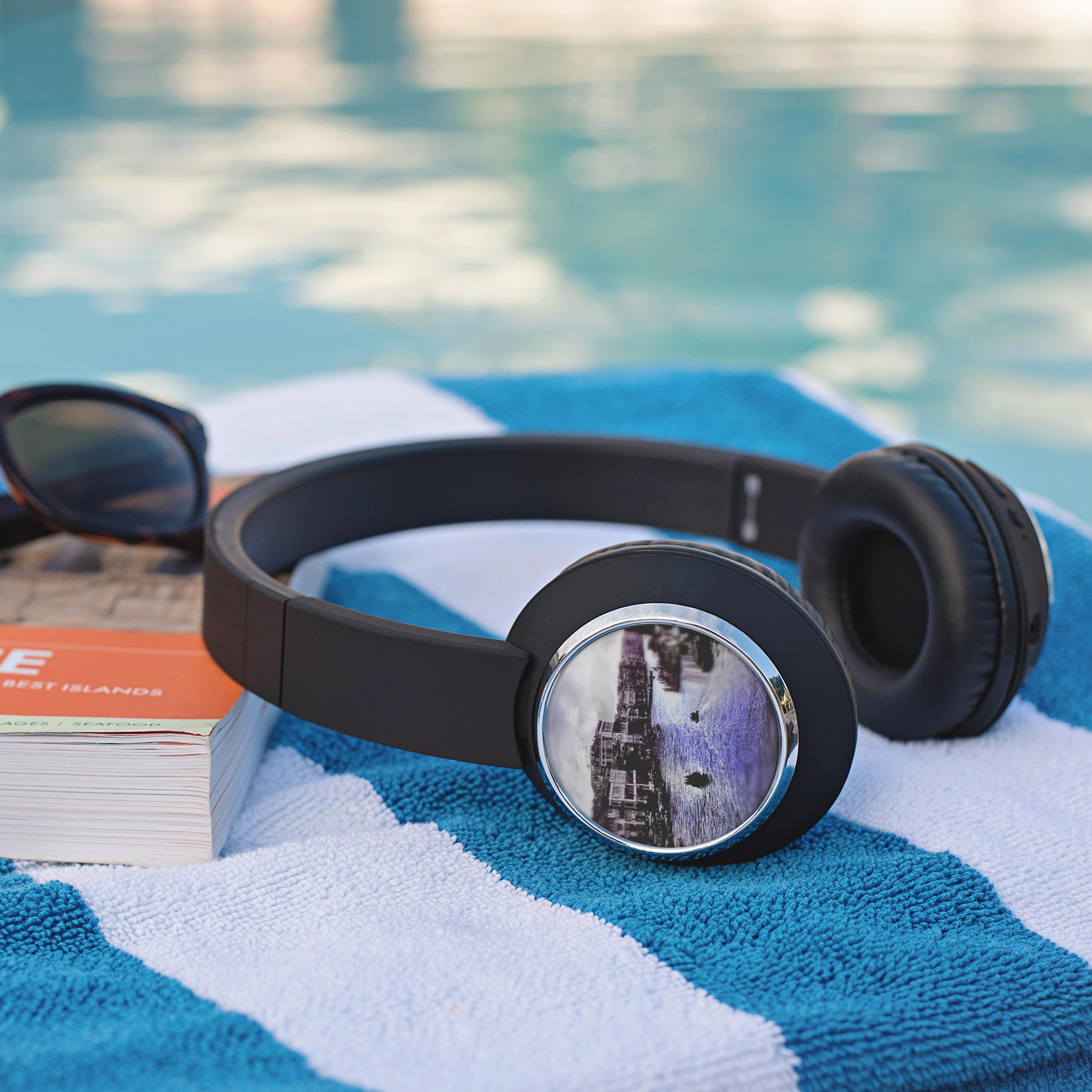 Venice_1967_Beebop_Headphones_Lifestyle_Mockup.png