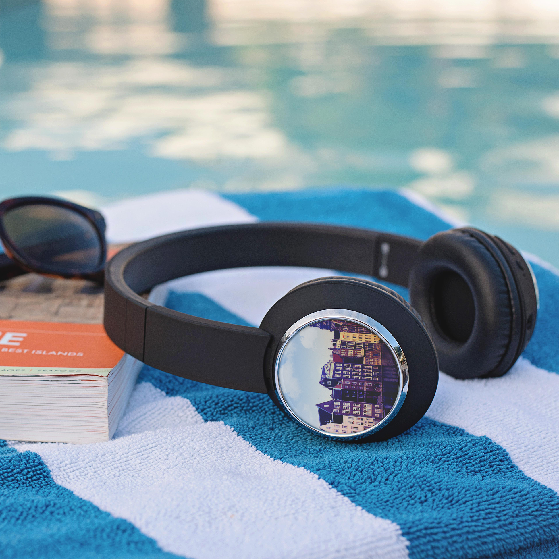 Vintage_Amsterdam_Beebop_Headphones_Lifestyle_Mockup.png