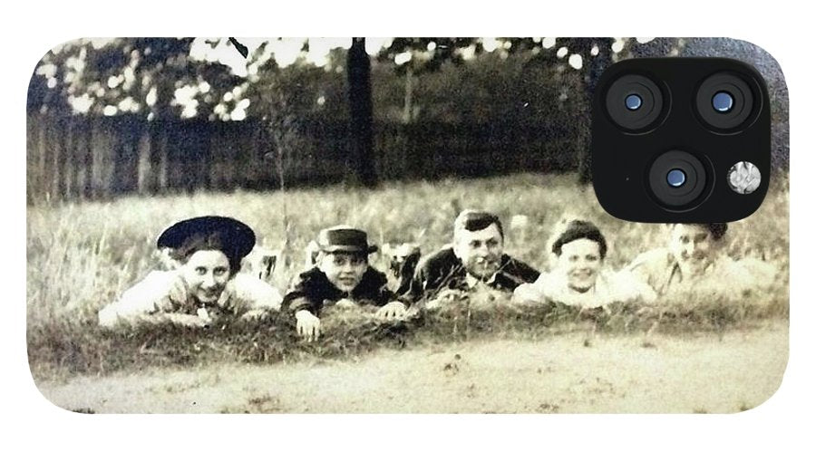 Early 1900s Women In Hats Lay On The Grass - Phone Case