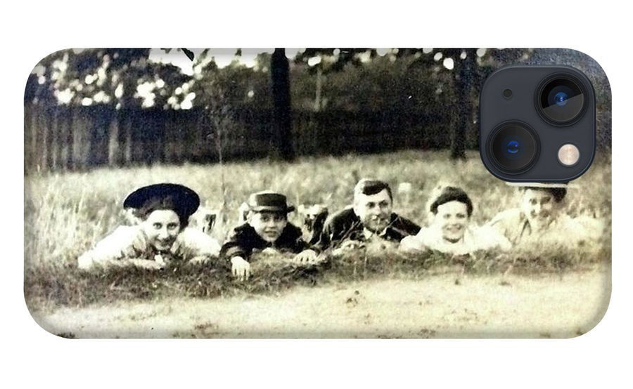 Early 1900s Women In Hats Lay On The Grass - Phone Case