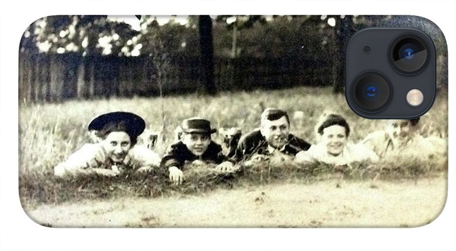 Early 1900s Women In Hats Lay On The Grass - Phone Case