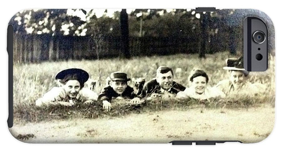 Early 1900s Women In Hats Lay On The Grass - Phone Case
