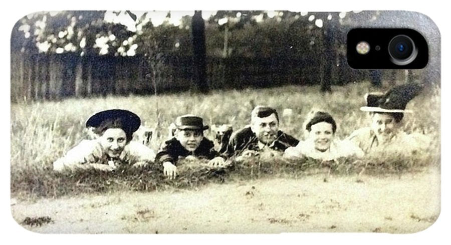 Early 1900s Women In Hats Lay On The Grass - Phone Case