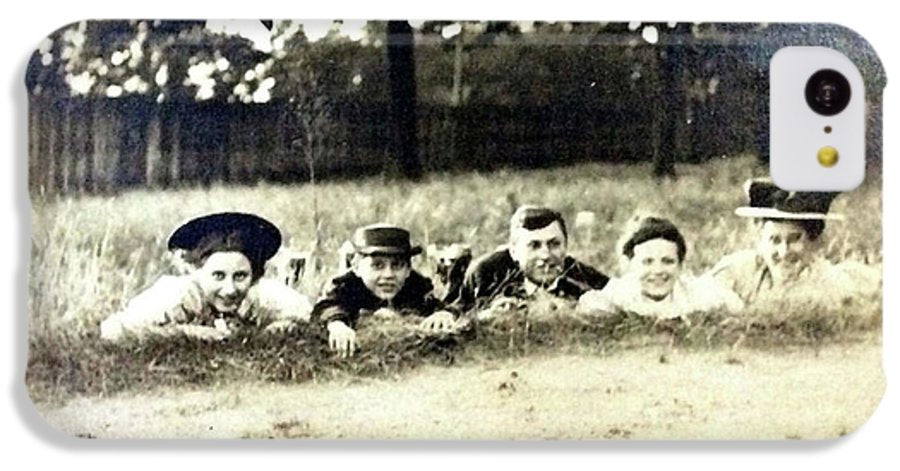 Early 1900s Women In Hats Lay On The Grass - Phone Case