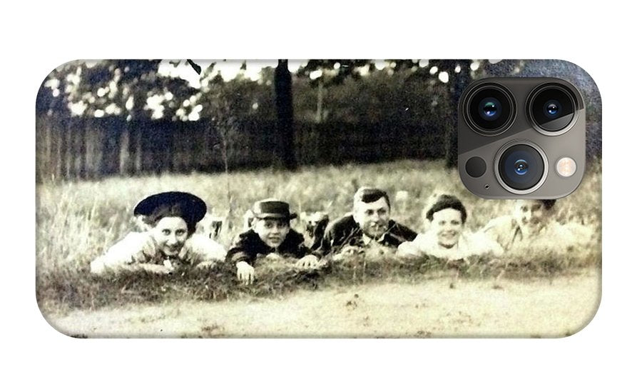 Early 1900s Women In Hats Lay On The Grass - Phone Case