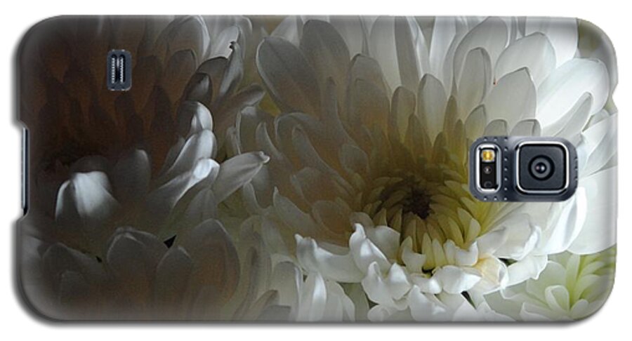 White Chrysanthemum Bouquet - Phone Case